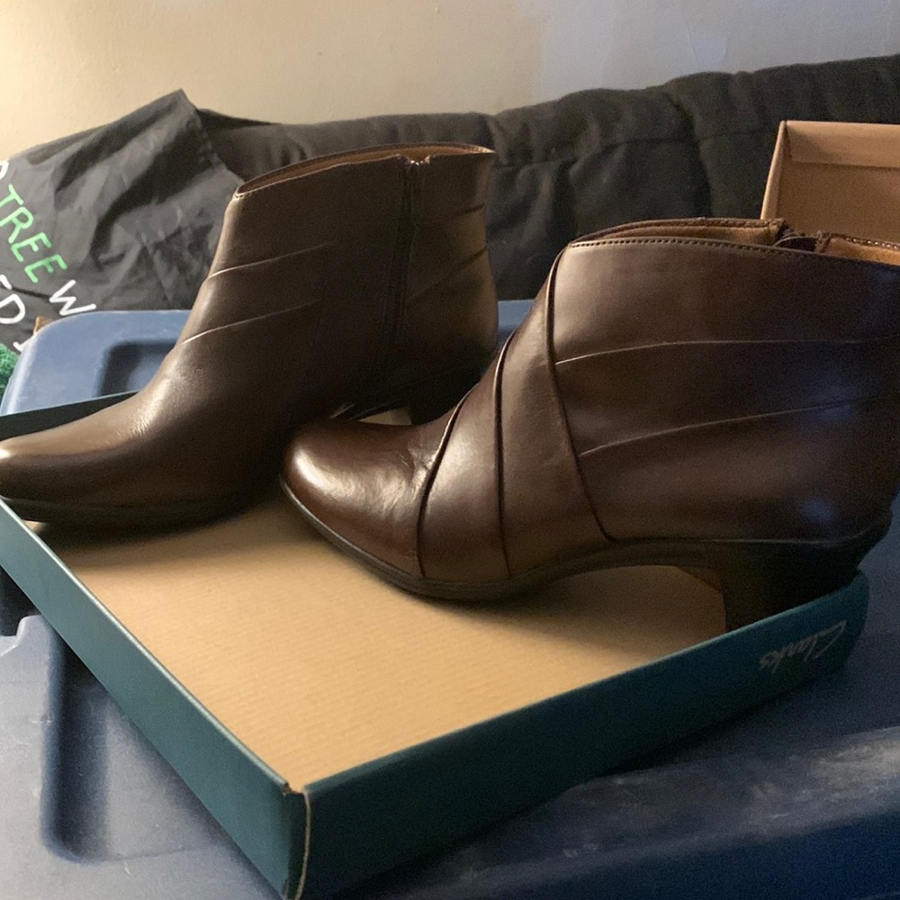 Brown Earth Spirit Classic booties. New With Tags